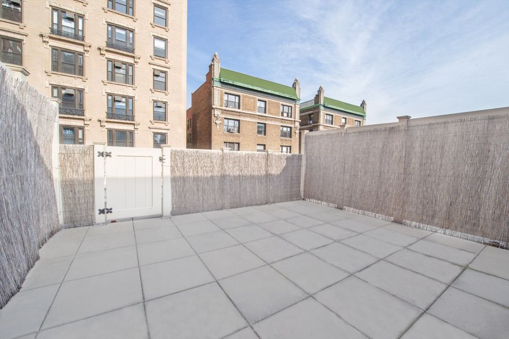 New York City Real Estate | View 2250 Broadway, 6N | 2 Beds, 2 Baths | View 1